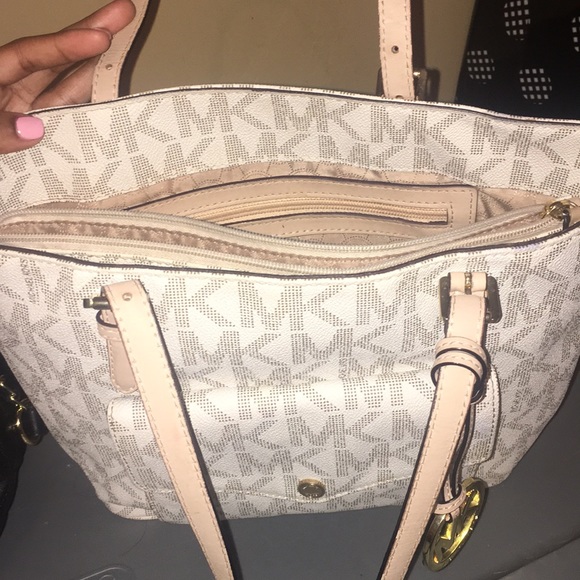 Michael Kors Signature Purse. - Picture 6 of 8